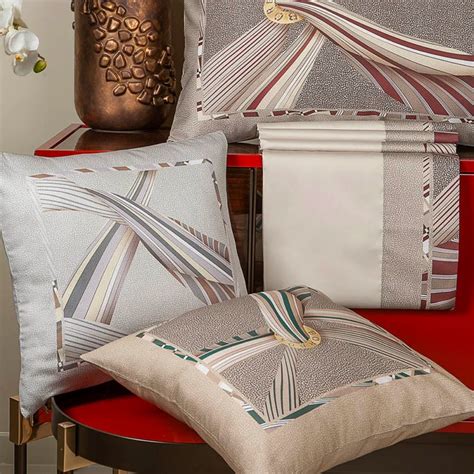 cuscini borbonese versace arredo|Versace Home Luxury Pillows & Cushions .